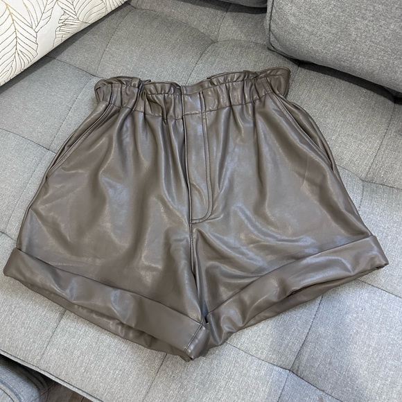 💥PRICE⬇️ 
ABERCROMBIE & FITCH • High Waisted Faux Leather Shorts•Olive Green •M - Picture 4 of 12